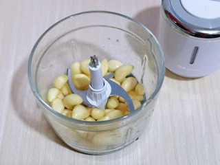 自制蒜蓉辣酱,换上绞肉刀片。