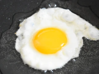 让米饭遭殃的风味鸡蛋做法“豆豉辣椒炒荷包蛋”,鸡蛋 3个、杭椒 3根、小米椒 4根 蒜 10g、姜 5g 豆豉 10g、生抽10g