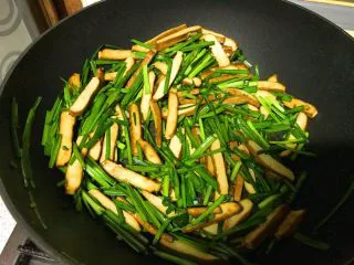 家常小炒韭菜香干,韭菜稍微变色，迅速翻匀出锅。