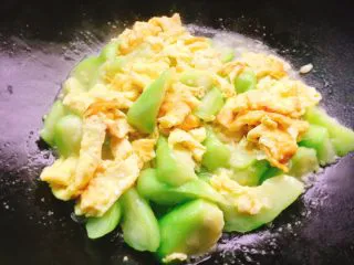 家常菜+丝瓜炒蛋,翻炒
