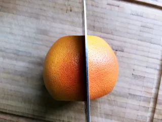 蜂蜜荔枝西柚汁,然后再如图所示中间切一刀