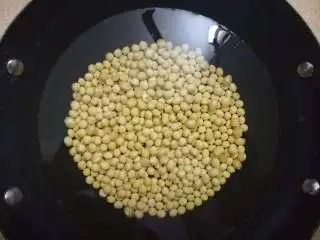 家乡小吃——姜汁红糖豆花,将黄豆挑选好后冲洗过一两遍水,然后浸泡过夜