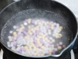 牛奶咖啡果冻,奶锅注入清水烧开，放入芋圆