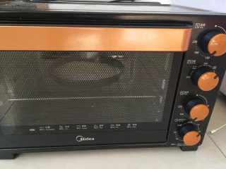 老北京小吃艾窝窝,放入烤箱中上下火180度烤至8分钟,烤制微黄颜色后拿出晾凉。