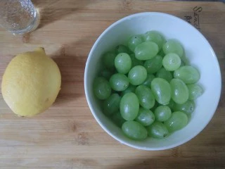 青提柠檬气泡水—夏天的快乐,柠檬用盐搓洗外皮备用，青提洗干净备用