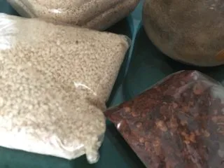 风味麻辣牛肉干,依次放入香料，小火慢慢烘炒干