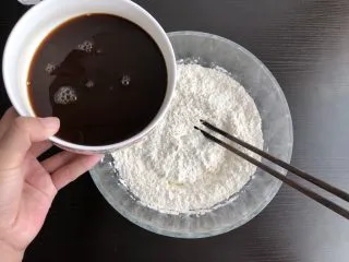 红糖开花发糕,将红糖水倒入面粉中，边倒边搅拌