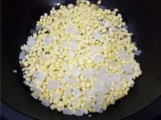 绿豆薏仁糖水,将所有食材放入砂锅；