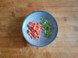 抱蛋馄饨——每天叫你的不是梦想，是早餐！,火腿片切碎，留出一点切碎的西芹。