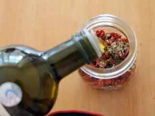 风味独特的——油渍番茄,把小番茄和香草放入容器中，倒入橄榄油，密封保存一周后就可以使用了。