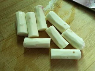 山药黑豆滋补汤,去皮切成段。