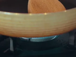 酥皮流心炸牛奶,岭南风味,开小火,注意要全程小火哟