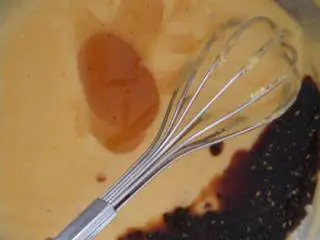 中国风咸味玛德琳,3.加入生抽,蜂蜜,黑胡椒,五香粉和芝麻,和面糊一起彻底搅拌均匀,注意力度要轻,不要搅拌过度. 