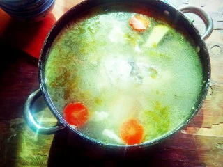 酸香风味鱼头锅,端上桌，开吃。