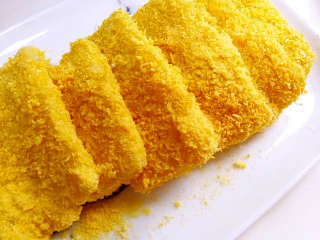 江南名小吃～炸年糕,依次再裹满面包糠，放在盘子里备用