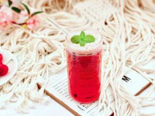 樱桃草莓冰爽果汁,营养丰富又冰爽可口,自己做的干净又料足。