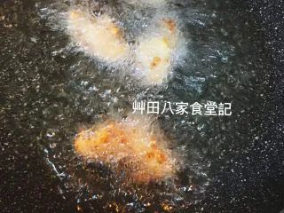 台灣府城道地小吃豆乳雞,正確油溫放入的雞肉會呈現如圖樣