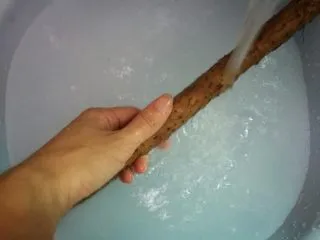 山药黑豆滋补汤,清洗山药。