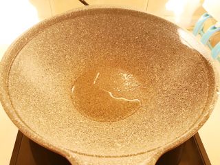 10分钟快手菜 番茄炒蛋,炒锅烧热后放入1小勺玉米油