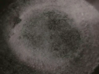 大同特色小吃苦荞粉,锅中烧开多一点的水，将一部分开水倒入另一个盆中备用