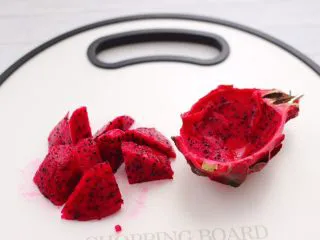 火龙果小番茄蜂蜜果汁,把切开的火龙果，用刀把果肉切成小块。