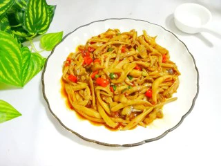 比肉还好吃的手撕杏鲍菇,起锅装盘，撒上葱花，肉肉的感觉，两根秒光盘。