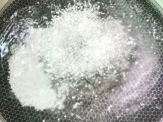 西米的完美煮法,一定是⚠️【开水才能放入西米】,否则西米就化成糊糊啦。