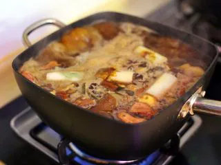 陕西小吃—肉夹馍,锅中水开后下牛肉块,倒入25克盐、30克酱油、10克蔬之鲜、10克蜂蜜及适量老抽进行调味,小火酱牛肉90分钟到120分钟。