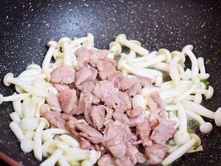 白玉菇炒肉片,加入猪肉
