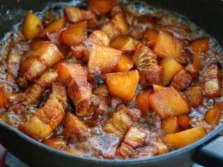 红烧肉炖萝卜,最后按照个人口味调入适量的盐，改大火翻炒收汁即可