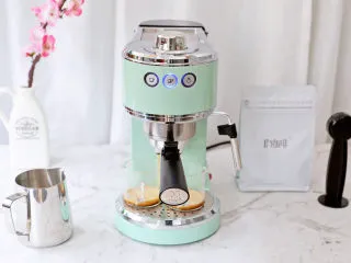 奥利奥海盐奶盖咖啡,首先先制作咖啡液，我用的是马克西姆意式咖啡机，10克粉萃取了约70克的浓缩咖啡液