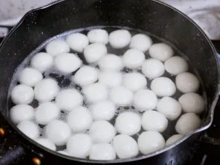 抹茶奶冻白玉丸子,煮至小丸子浮在表面