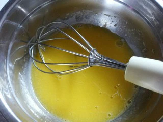 法式甜点–夏威夷风情椰子,蛋白和蛋黄分离。蛋黄打散，加入玉米油、椰子水搅拌均匀。