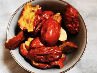 土鸡蛋桂圆枸杞红枣茶,栆干也洗洗扔进锅里。