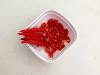 私房菜 密制酸辣鸡爪,留出4个完整的小米辣,把其余的小米辣切成辣椒圈