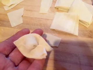 乡味~重庆小吃红油抄手,包好了。