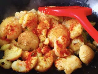 烧烤风味的香煎孜然小土豆,嘻嘻，我这个辣椒面是朋友自己家种的，晒干后自己打磨好了给我寄来的，说心里话真是香哟，而且还不是很辣。很适合我家的口味哟；