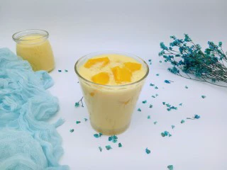 #冬喝暖饮夏吃冰#健康低卡-芒果酸奶昔,把留下来的芒果肉放在上面即可。