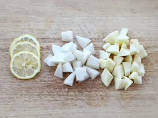 水果玫瑰花茶,苹果和梨要削皮，再切成小块 柠檬切成片