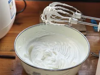 法式传统甜点:蛋白糖/Meringue,打至细泡有点纹理放入剩余的糖,打至硬性发泡,即倒扣盆子也不会掉落。