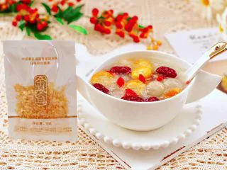 金燕耳金桔桂圆羹,把炖好的金桔桂圆金燕耳盛入碗中,就可以享用了。