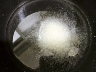 广式小吃——香甜Q弹伦教糕,小锅里加入清水b80克,白糖50克