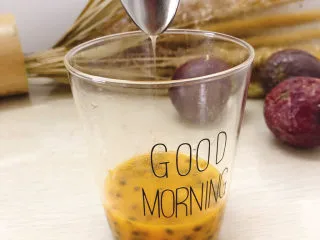 百香果蜜糖水,搅拌一下
