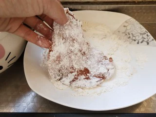 烤箱香酥大鸡排,鸡肉两面先蘸面粉