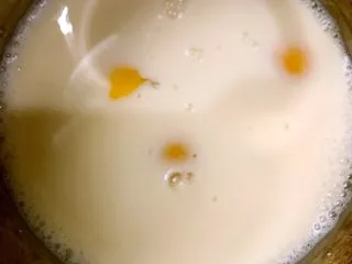 风靡街头的小吃——原味鸡蛋仔,加入鸡蛋(我的鸡蛋很小所以有三个)用手抽搅拌均匀