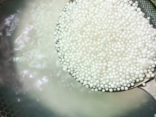 西米的完美煮法,煮了2分钟的状态