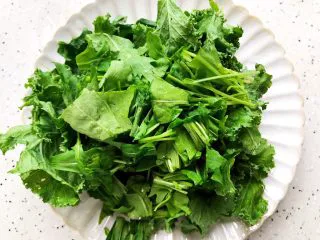 羽衣甘蓝芝麻菜苹果汁,芝麻菜用饮用水洗净,甩干水分,切碎