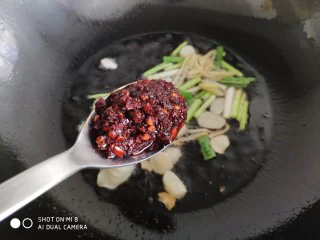 香辣粉丝包菜,加入一勺老干妈，或者郫县豆瓣酱也可以。