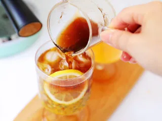 百香果柠檬气泡冰咖啡,加入咖啡
