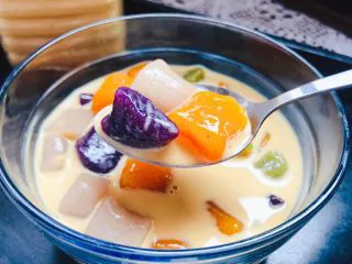 港式奶茶芋圆，Q弹软糯，奶香浓郁,刚做好的时候是热乎的，如果喜欢吃凉的可以放冰箱冷藏再吃，又是另一番风味了。